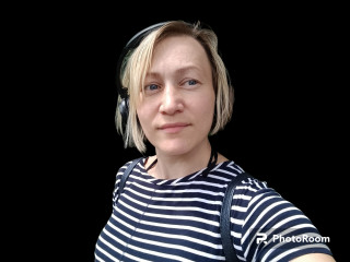 Alter: 38 / Fische - Alter: 160 / normal - Geschlecht: weiblich - Ausrichtung: bisexuell - Haare: blond / kurz - Piercing: mehrere - bewebmaster-Alter: B - Hautfarbe: weiss - Augen: blau - Rasur: teilrasiert